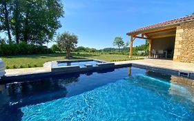 Villa moderne , neuve piscine jacuzzi .